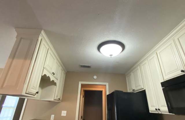 3BD/2BA Home + Bonus Room | Fenced Yard & 2-Car Garage | 3.5 Mi to Moody AFB photos photos