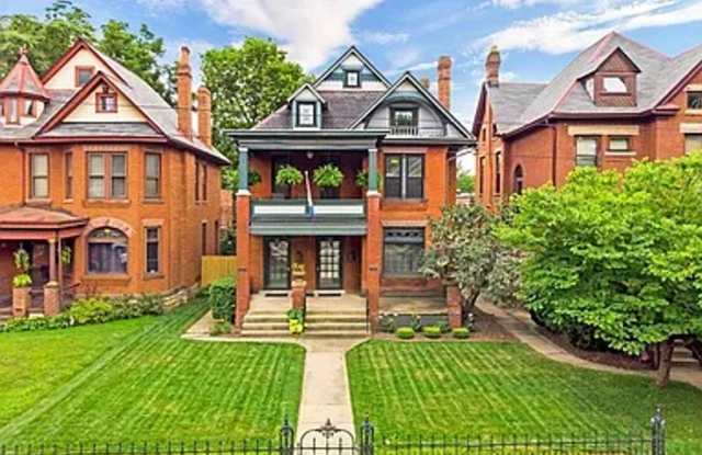 Stunning Victorian Duplex for Rent Gallery 3