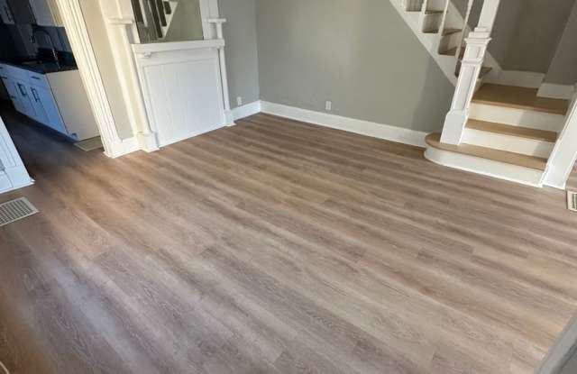 BEAUTIFUL RENOVATED NEW 4 BEDROOM 2 BATH HOUSE MINUTES FROM DOWNTOWN/SPOOKY NOOK Gallery 3