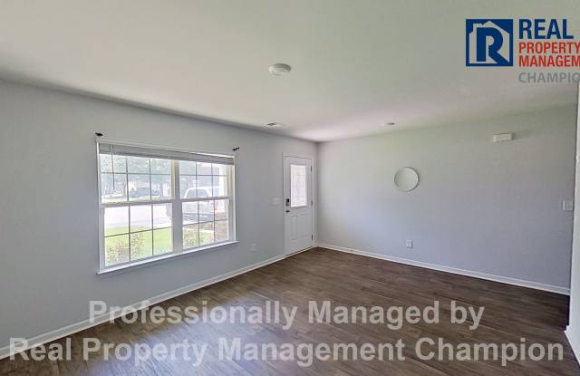 Spacious Home w/Open Living, Fireplace, Fenced Yard & Solar Panels Gallery 4