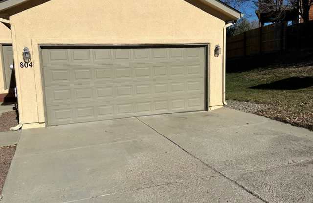 CHARMING 3BD TOWNHOME IN GATED COMMUNITY JUST MINUTES FROM PETERSON AFB  FORT CARSON - Security Deposit Waiver Available - 804 Cima Vista Point, Colorado Springs, CO 80916