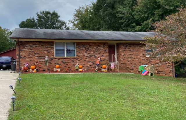 926 LONG DR AVAILABLE 06/01/2026-27 Fully Furnished, Priced per bed! photos photos