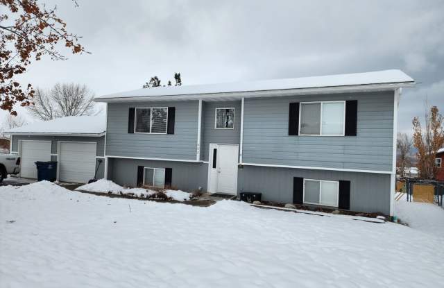 Immaculate 3 bedroom 2 bath split level house in Polson photos photos