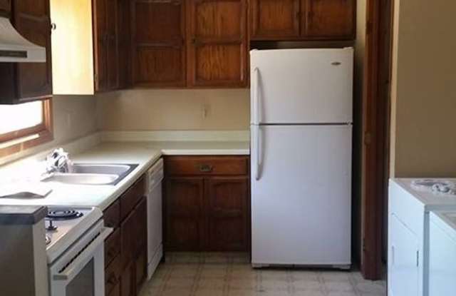 1521 7th Ave SW - 1521 7th Avenue Southwest, Jamestown, ND 58401