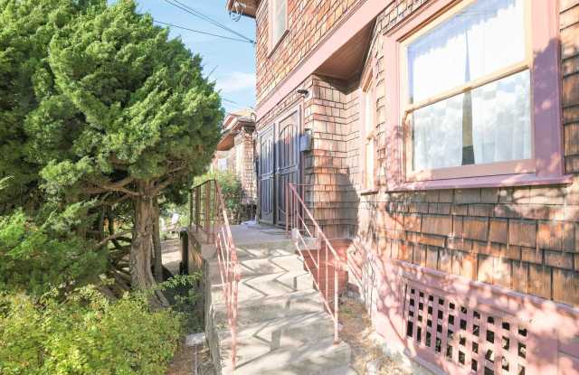 2 Bedroom Renovated Upstairs Unit In Central Berkeley! Gallery 3