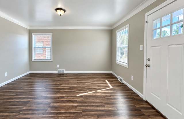 3 Bedroom Bungalow Single- Family Home for Lease! Gallery 4