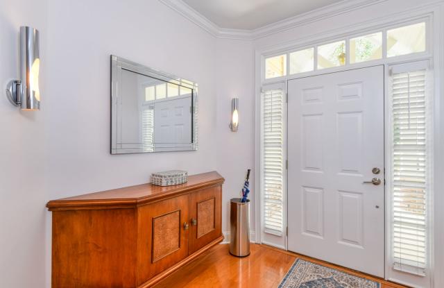 Luxury 4-bedroom - 4 bath with garage Gallery 4