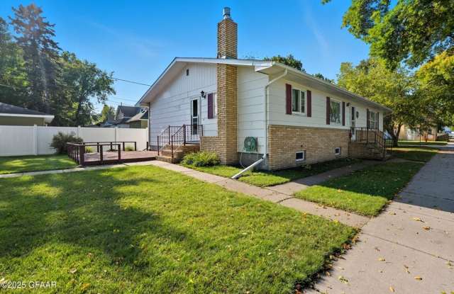 Spacious 4 Bedroom Home with 3 Stall Garage Grand Forks photos photos