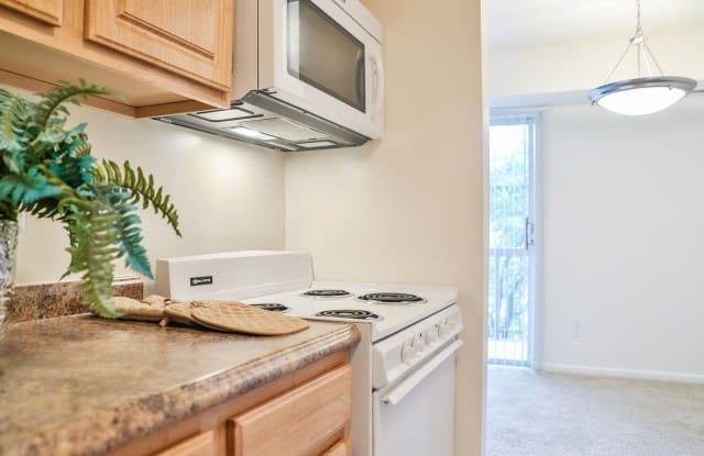 Applegate and Potomac Commons Apartments and Townhomes Gallery 4