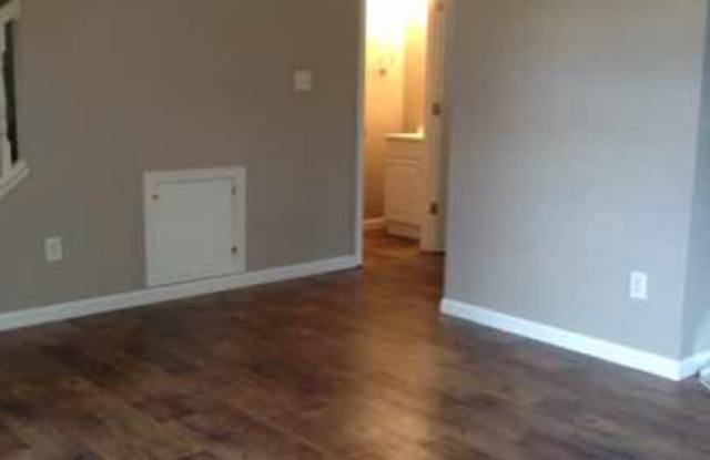 3 bedroom, 2.5 bath Townhome in Oaklawn Park Gallery 4