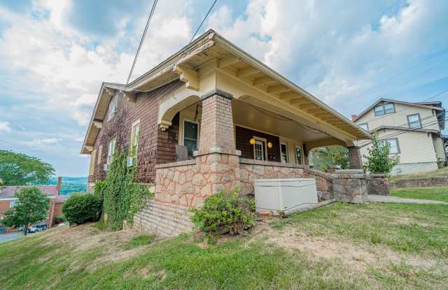 5 Bed 2 Bath House - Downtown- Available 06/02/2027 Gallery 1