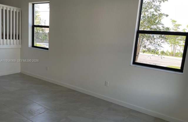 212 SW 159th Ter Gallery 3