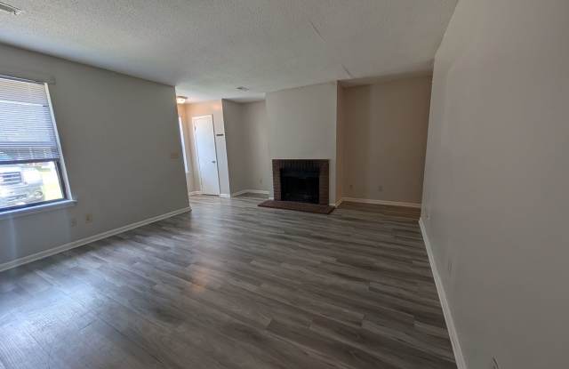 Spacious 2BD/2BA Duplex Gallery 4