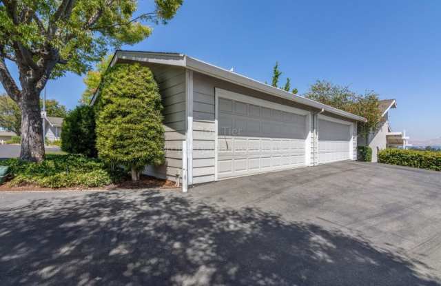 Lovely 2 bed/2.5 bath/ 1472 sqft two story home with Golf Course views! Available September 15th for lease! photos photos
