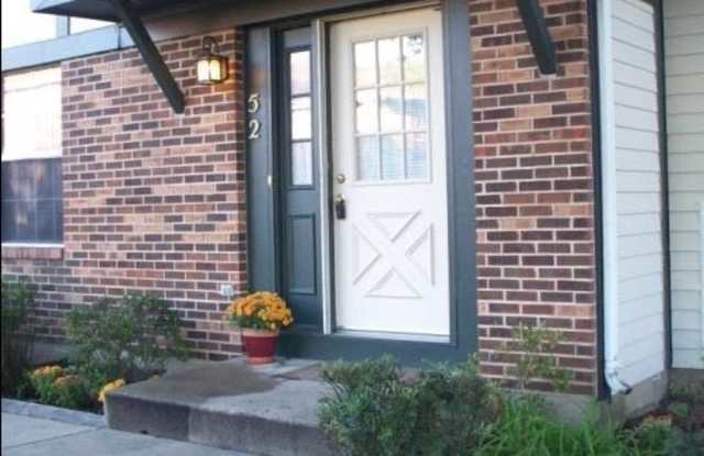 Beautiful 2 bd 1 1/2 ba as soon as July 1 move-in. Great Vernon Hills location! photos photos