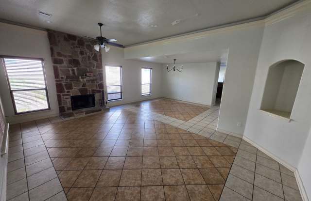 Stone Oak stunner on greenbelt w/privacy & space for everyone! Gallery 4