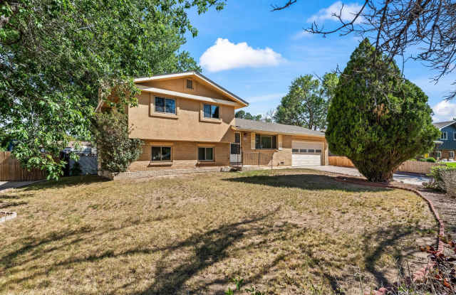 EXPANSIVE 5 BED/2.5 BATH TRI LEVEL HOME WITH ALMOST .25 ACRE LOT! photos photos