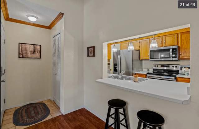 Downtown Third-Floor Penthouse Condo For October Move-In! Gallery 4