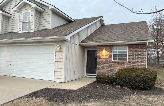 3 Bed 2 Car Duplex in Grain Valley (New Flooring, Carpet, and Paint) photos photos