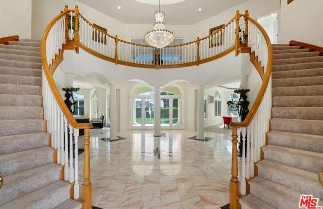 5679 WHITE CLOUD Circle Gallery 2