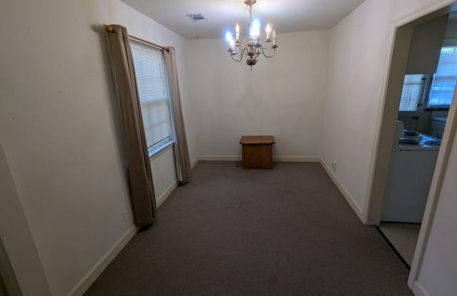 2 bedroom 1 bath near Campus Available Now Gallery 4