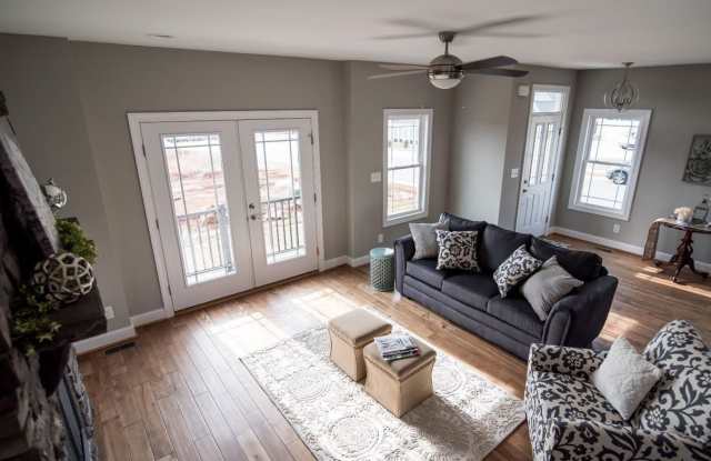 Beautiful 3 Bedroom Townhome in Forest Gallery 4