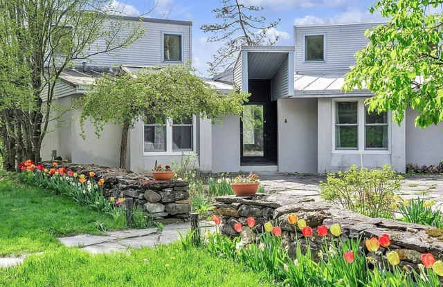 Charming 3BR Townhome in South Woodstock - 148 East Hill Road, Windsor County, VT 05091