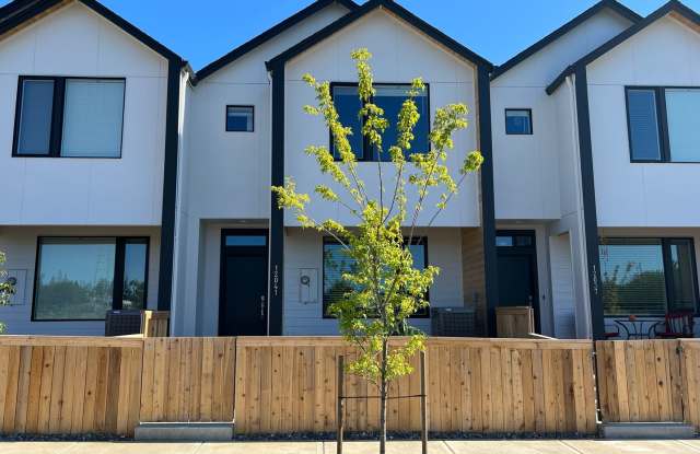 Beautiful, Newer Townhome!  Walking distance to many amenities. photos photos