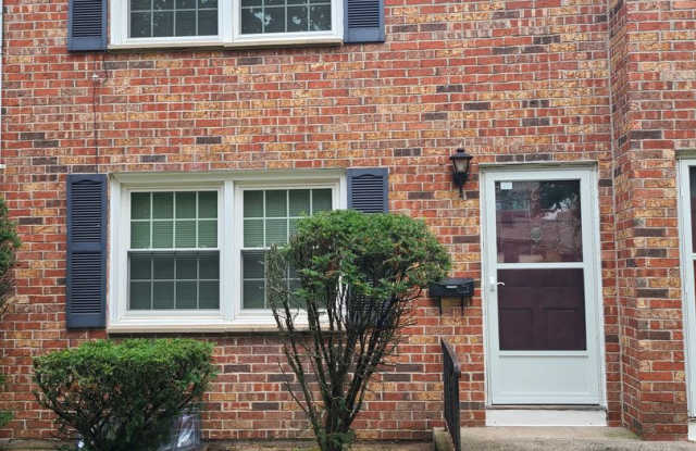 Spacious 2 Bedroom Unit - 114 South Washington Street, Hartford County, CT 06062