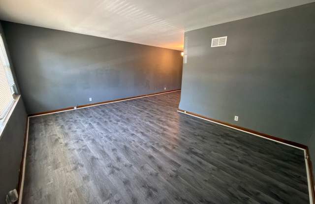Charming 2-Bedroom First-Floor Apartment with Basement Gallery 3