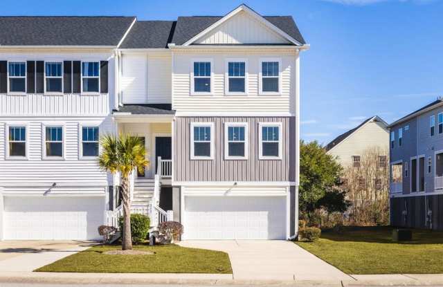 Vacant 10/23. Awesome 3 BR/2.5 BA END UNIT Townhome in Marshview Commons! Gallery 1