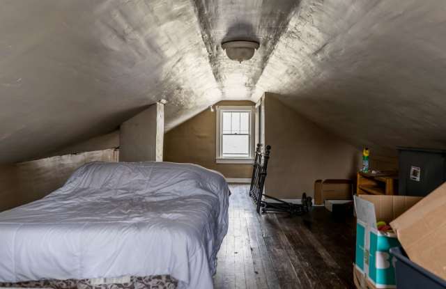 Centrally located bungalow! Gallery 1