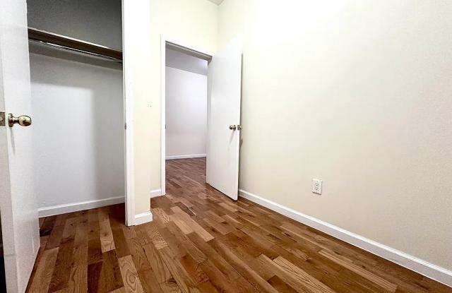 4441 Broadway Gallery 3