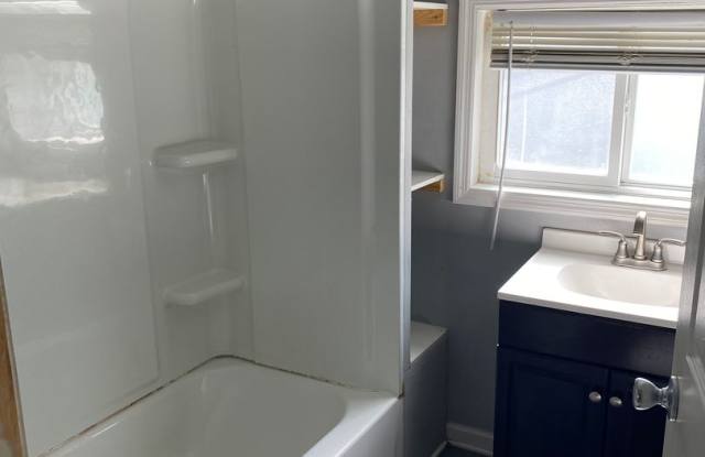 AVAILABLE NOW at a Good Price. 1 Bed 1 Bath FOR LEASE in Columbia. $700 Rent. Gallery 4