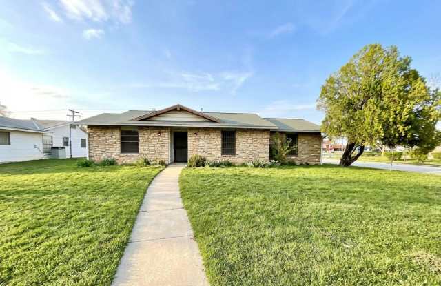 **APPLICATION RECEIVED** Move-In Ready 3-Bedroom Home with Fenced Backyard! photos photos