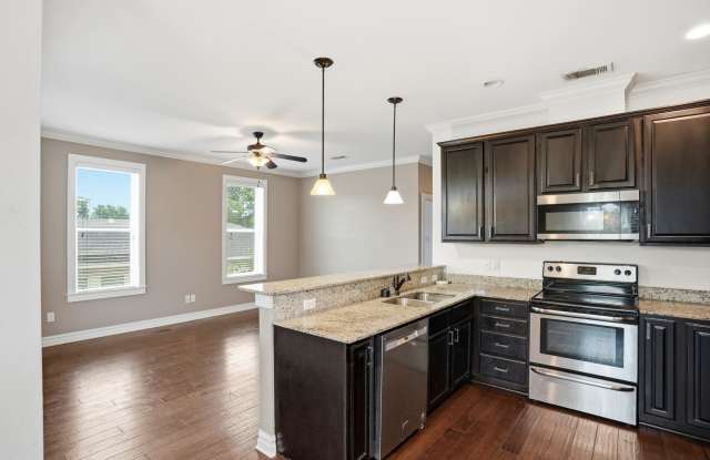 Large house with the private backyard! Gallery 3