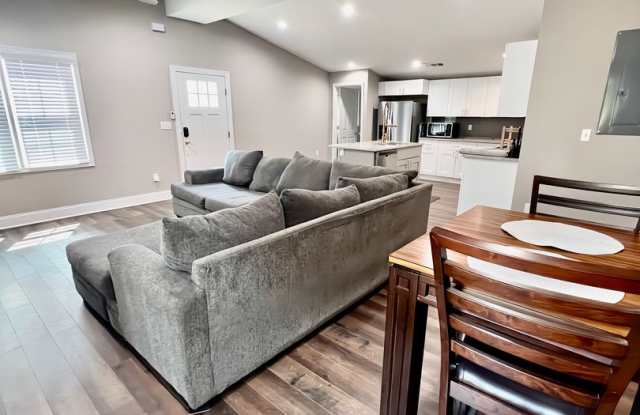 Furnished & Beautifully Updated 3 br 2 Bath Home in Historic Collier Heights Gallery 4