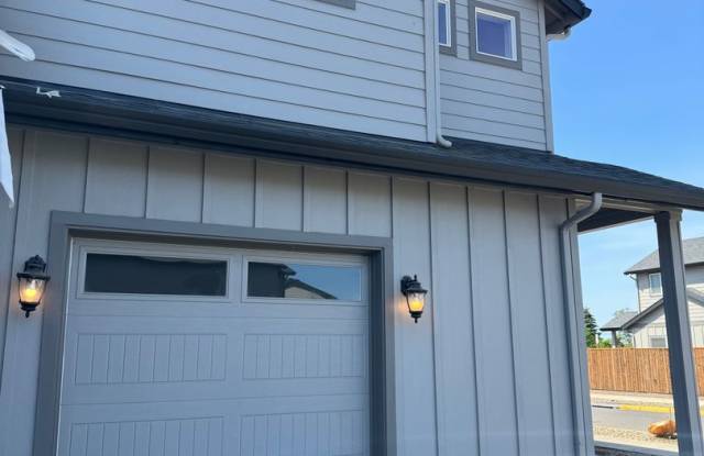 Newer 3 bedroom, 2.5 bath duplex in desirable neighborhood! photos photos