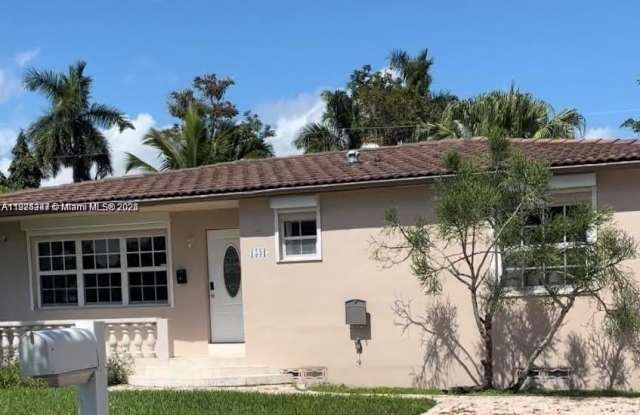 1531 Moffett St photos photos