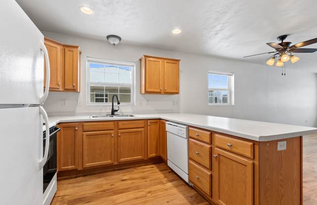 2 Bedroom 1.5 Bathroom Lower Private Entrance Gallery 2