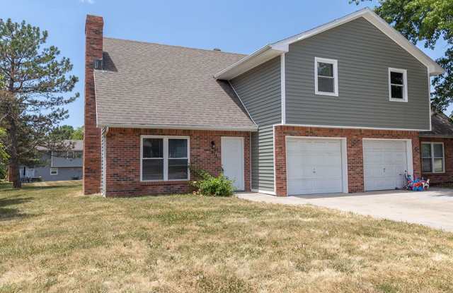 3 bedroom duplex in Southern Columbia. photos photos