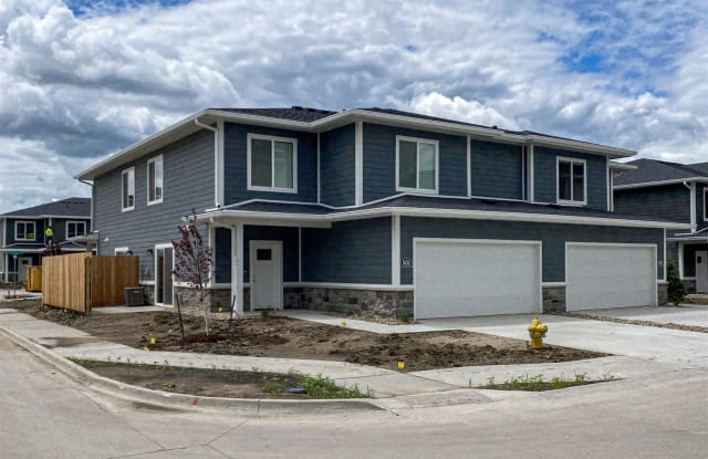 Stratford Crossing Townhomes - 250 NW 10th St, Waukee, IA 50263