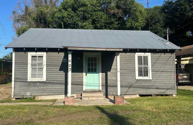 2 bedroom, 1 bathroom home available in Lafayette! photos photos