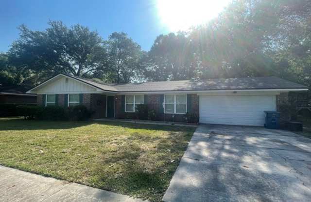 Spacious Living, Modern Updates & Fully Fenced Yard photos photos