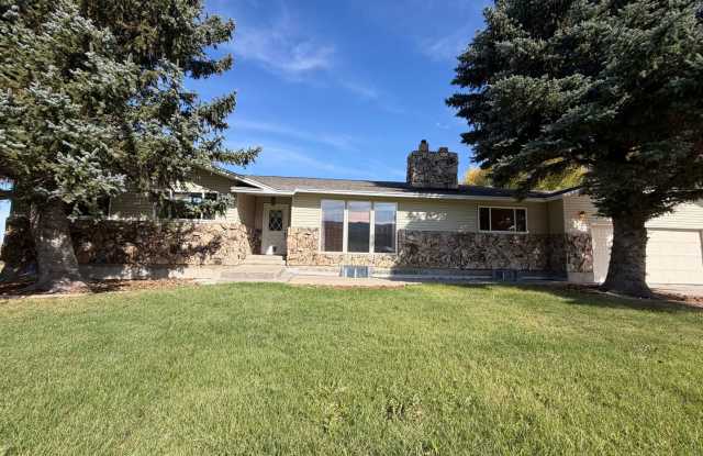 Spacious 6-bedroom, 3-bathroom home with breathtaking views Gallery 1