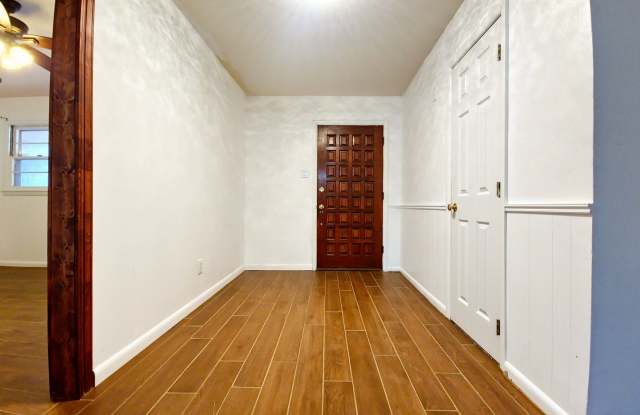 Huge 4 bed 2 bath with a sunroom and office Gallery 4