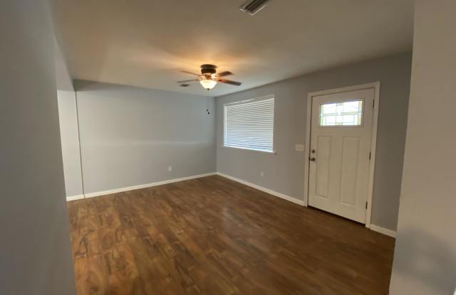 202 NE Greenbrier Drive Gallery 2
