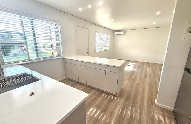 1 bedroom in Los Alamos. Near LANL! Downstairs Unit, No Carpet! Renovated WITH AC! - 509 Kiva Street, Los Alamos, NM 87544