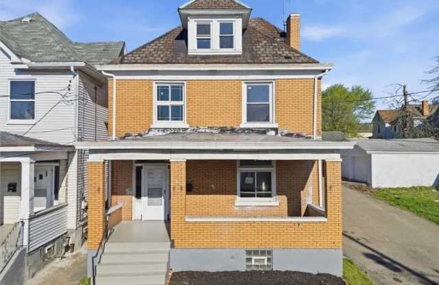 1407 Maple Street Gallery 1