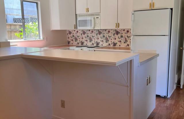 Spacious home with vaulted ceilings & natural lighting available now! Gallery 4